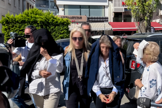 Οι κατηγορούμενοι εφοριακοί στον ανακριτή Χαλκίδας